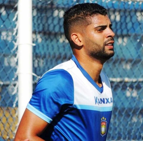 Além de artilheiro, o centroavante era uma das principais promessas na equipe campeã de 2014, mas o jogador acabou não se firmando: foi emprestado ao Náutico, Botafogo-SP, Vila Nova e São Caetano (foto). Passou ainda por dois clubes tailandeses antes de retornar ao Brasil: Muangkan United e Pattani. 