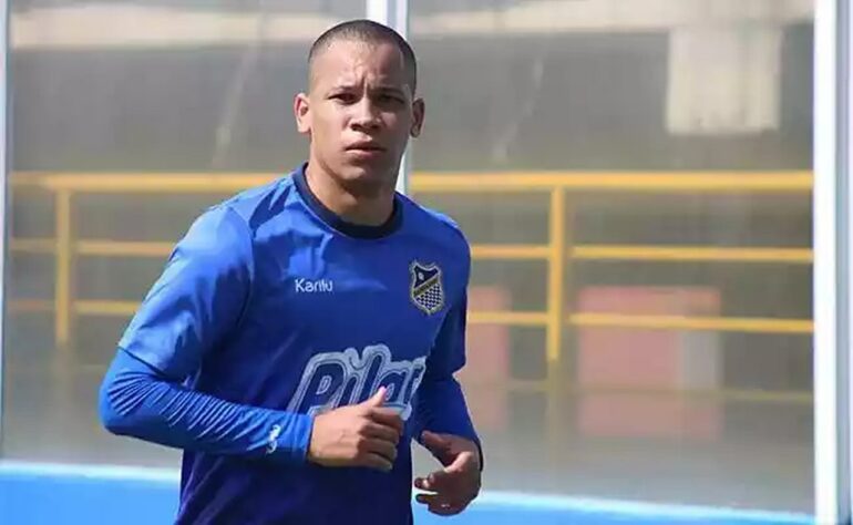 Caio, que foi recém contratado pelo Botafogo-SP para a sua segunda passagem, foi contratado pelo América Mineiro logo após se destacar no torneio de base. Entretanto, não se firmou em clube algum, e rodou o mundo em equipes de menor expressão, como Uberlândia, Água Santa (foto) e Boavista. Seus últimos dois clubes foram equipes mais tradicionais do futebol brasileiro: Criciúma e Náutico.