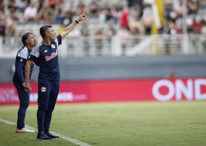 Contratado como substituto de Maurício Barbieri, atualmente no comando do Vasco, e faz seu primeiro trabalho no futebol brasileiro. No entanto, acabou sendo eliminado na semifinal do Campeonato Paulista para o modesto Água Santa