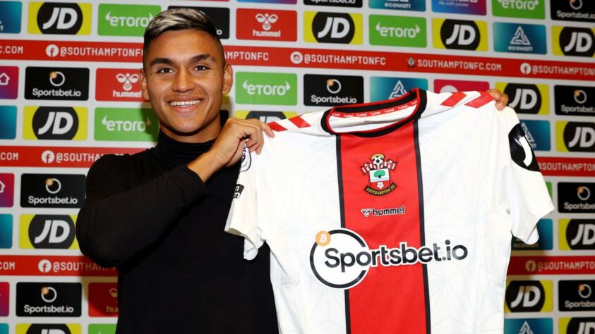 21º - Carlos Alcaraz - meio-campista - Clube que contratou o jogador: Southampton - Quantia paga: 13,65 milhões de euros (R$ 75,31 milhões)