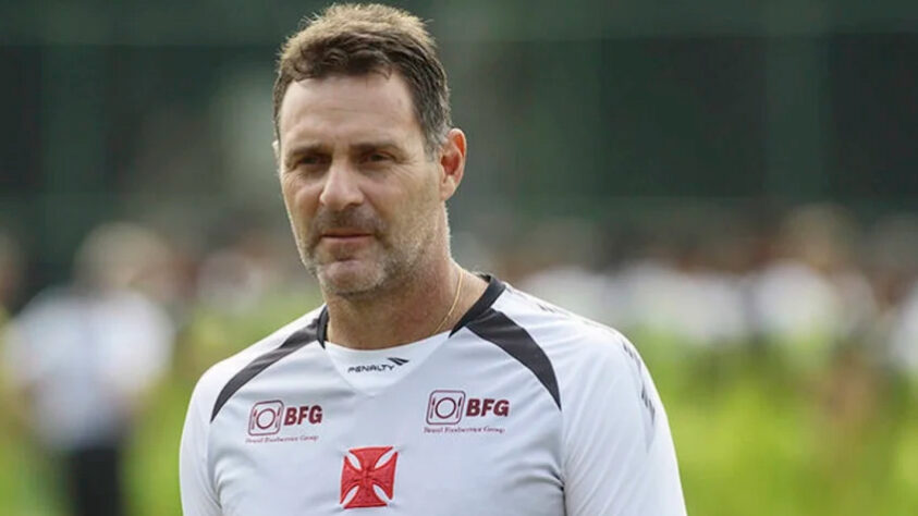 CARLOS GERMANO: Goleiro - 52 anos atualmente - Um dos maiores nomes que defenderam a meta do Vasco, o arqueiro teve sua passagem pelo clube encerrada em março de 2021, quando fez seu último trabalho como preparador de goleiros. Com 632 jogos pelo clube de São Januário, Carlos Germano é o segundo jogador que mais atuou com a camisa cruz-maltina, e perde apenas para o ídolo Roberto Dinamite. Passou também por Santos, Portuguesa, Internacional, Botafogo, Paysandu, América do Rio, Madureira e Penafiel, de Portugal.