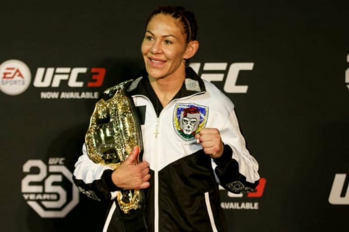 Cris Cyborg - Cinturão que conquistou: peso-pena feminino