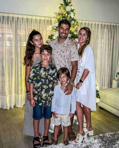 Novo reforço do Grêmio, Luisito Suárez desejou um feliz Ano Novo a todos, em publicação ao lado da família.