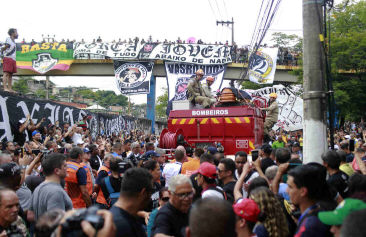 A chegada do corpo de Roberto Dinamite no Cemitério Nossa Senhora de Belém também foi marcada por homenagens. Com direito a queima de fogos, torcedores gritavam "Ah, é Dinamite!".