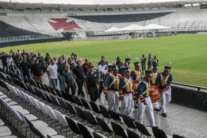 Depois do velório de Roberto Dinamite, que aconteceu na última segunda-feira, 09, em São Januário, com a presença de personalidades e torcedores, o Vasco encerrou as homenagens ao maior jogador da história do clube na manhã desta terça-feira, 10. Na colina histórica, o Vasco realizou uma missa restrita a familiares e amigos mais próximos antes do corpo de Dinamite ser levado para o cemitério. Veja imagens do tributo e do velório do ídolo cruz-maltino. 