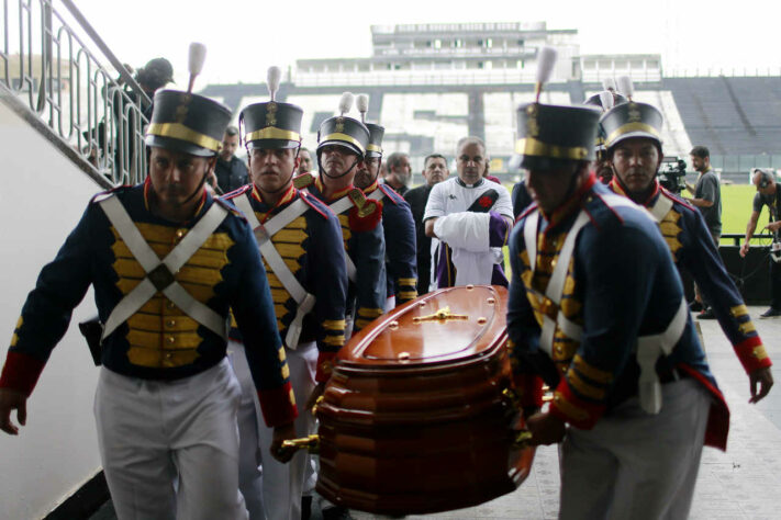 Com o término da missa em São Januário, o corpo de Roberto Dinamite foi levado para fora do estádio, onde seguiria para o sepultamento.