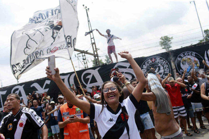 Na parte de fora de São Januário, torcedores puxaram o grito de Casaca antes da saída do corpo de Roberto. 