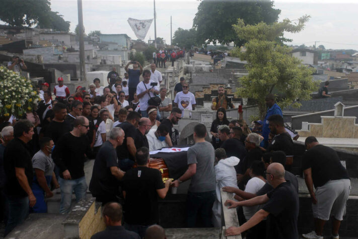 Familiares, amigos e torcedores se posicionaram para acompanhar o sepultamento de Roberto Dinamite. 