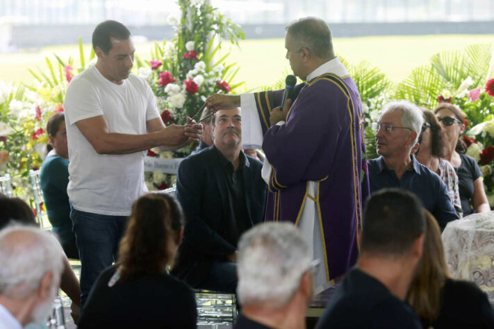 Um dos amigos de Roberto Dinamite que mais chamaram atenção durante o velório realizado na última segunda-feira foi Edmundo. O outro ídolo do Vasco esteve bastante emocionado na despedida ao amigo e também esteve presente em São Januário na manhã desta terça-feira. Edmundo, inclusive, recebeu do diácono um terço com o pedido de que ele continue o legado de Roberto Dinamite e transmita os feitos do ídolo vascaíno adiante.