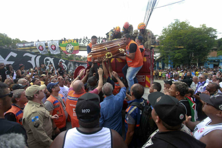 Momento no qual o caixão do ídolo vascaíno deixava o caminhão dos Bombeiros para seguir até o cemitério.