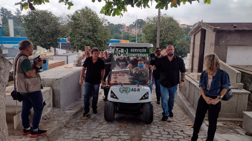 Cortejo na qual levava o corpo de Roberto Dinamite até o local do sepultamento.