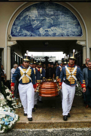 Roberto Dinamite estava sendo levado para um caminhão dos Bombeiros para o sepultamento no Cemitério Nossa Senhora de Belém, conhecido como "Cemitério do Corte Oito", em Duque de Caxias, município onde o craque nasceu.