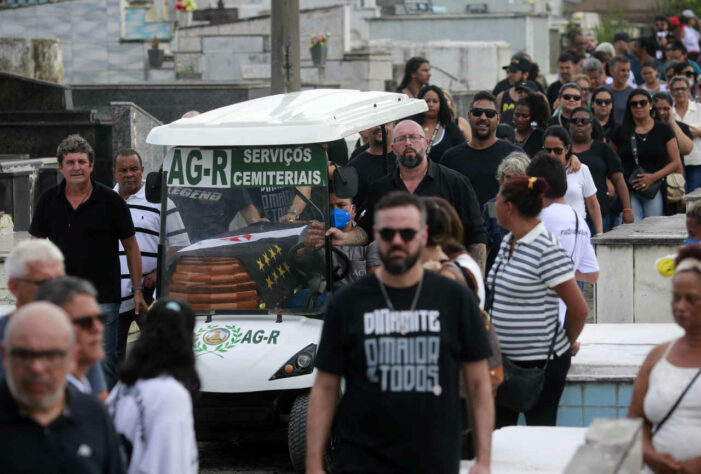 Multidão acompanha o cortejo em que levava o maior ídolo da história do Vasco.