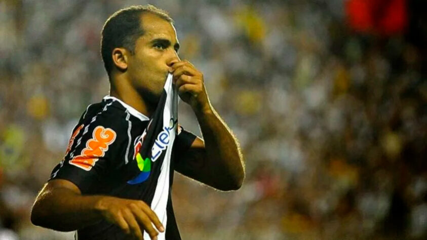 FELIPE: Lateral-esquerdo - 45 anos atualmente - Sem dúvidas um dos grandes ídolos do Vasco, e considerado por muitos o melhor lateral-esquerdo da história do clube. Felipe "Maestro" é cria de São Januário e  fez sua estreia nos profissionais em 1996. Depois de diversos títulos até 2000, Felipe acabou emprestado para o Palmeiras. Ainda teve uma breve passagem pelo Atlético-MG antes de retornar ao Vasco, em 2001. Entretanto, alguns problemas com o então presidente Eurico Miranda, o craque foi negociado com o Galatasaray, da Turquia. Sem o mesmo sucesso na Europa, o atleta retornou para o Brasil, mas dessa vez para o rival Flamengo. Se transferiu para o Fluminense, em 2006, mas acertou sua ida para o Al-Saad, do Qatar. Nos Emirados Árabes, o brasileiro permaneceu até 2011, quando foi repatriado pelo Vasco. Antes de se aposentar, retornou ao Fluminense em 2013. Atualmente é técnico e tem passagens como treinador pelo Bangu e Confiança.