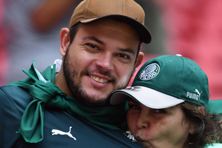 Um casal de palmeirenses nas arquibancadas do Mané Garrincha. 