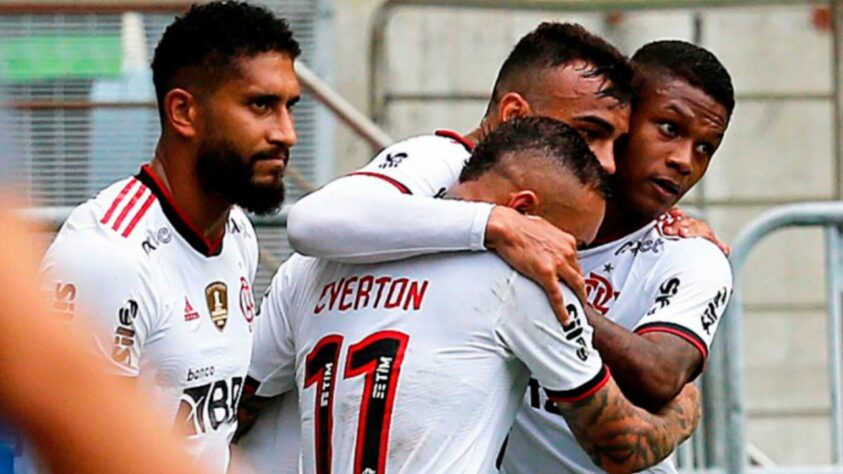 O Flamengo escalou um time bastante mesclado para iniciar o jogo contra o Nova Iguaçu, neste sábado. Titulares entraram aos poucos, mas desde o início a facilidade foi vista. Pedro e Gabigol marcaram dois gols cada. Matheuzinho teve ótima atuação também. Uma expulsão do time laranja, ainda no primeiro tempo, facilitou a vida rubro-negra (Por Felippe Rocha).