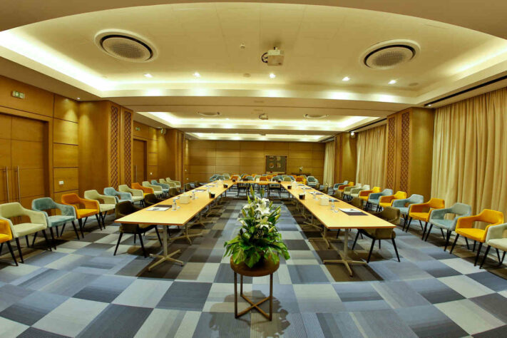 O espaço oferece uma série de auditórios e outros espaços de convivência.