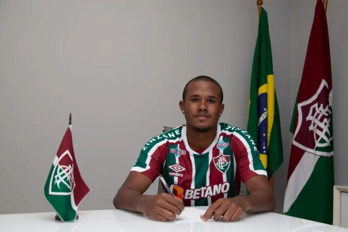 FECHADO - O Fluminense anunciou que exerceu a opção de compra do volante Freitas, de 19 anos. O jogador estava emprestado pelo Atlético-CE, mas agora passa a ser atleta do Tricolor em definitivo. O time de Laranjeiras pagou R$ 300 mil à equipe do Ceará para estender o vínculo do jogador, que assinou contrato até o fim de 2026. 