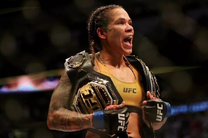 Amanda Nunes: peso-galo feminino (2016 - 2021; 2022 - atualmente) e peso-pena feminino (2018 - atualmente). A brasileira é a primeira mulher da história do MMA a conquistar duplo-cinturões no UFC.
