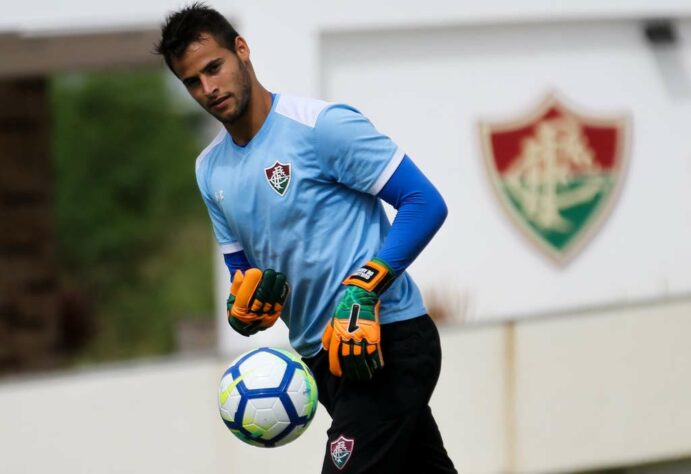 FECHADO - Com passagem pelo Fluminense em 2018, o goleiro uruguaio Guillermo de Amores foi apresentado pelo Sporting Gijón, da Espanha. As condições do negócio: empréstimo do Lanús-ARG até o final da temporada europeia. 