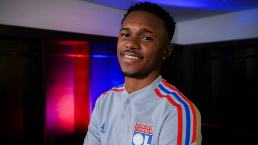 FECHADO - Vendido pelo Botafogo, Jeffinho foi anunciado como novo reforço do Lyon (FRA). O jovem de 22 anos assinou até junho de 2027. Os franceses pagaram 10 milhões de euros (R$ 55,2 milhões) ao alvinegro, mas os valores podem chegar a 12,5 milhões de euros (R$ 69 milhões) por conta de bônus.