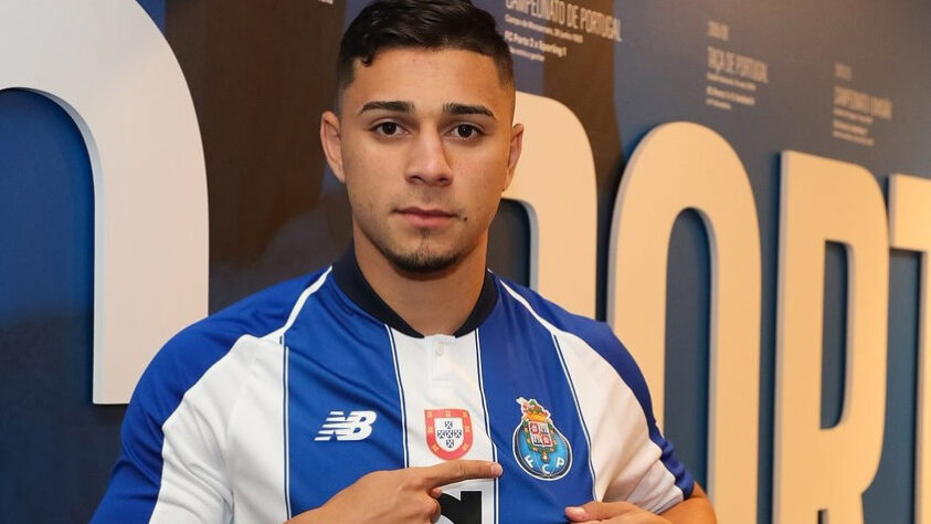 ENCAMINHOU - O Grêmio está com a contratação do lateral-direito João Pedro encaminhada. O jogador foi revelado no Palmeiras e atuava pelo Porto. A informação foi adiantada pelo 'GE' e confirmada pelo LANCE!. Aos 26 anos, João Pedro deve assinar um contrato em definitivo com o Tricolor.