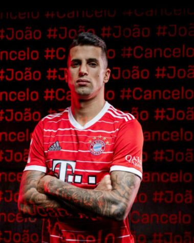 FECHADO - O Bayern de Munique anunciou a contratação do lateral-direito João Cancelo, que usará a camisa de número 22. O Manchester City acertou com os bávaros um empréstimo do jogador português, com opção de compra ao final da temporada. Segundo o jornalista Fabrizio Romano, o contrato conta com uma cláusula de opção de compra no valor de 70 milhões de euros (cerca de R$ 387 milhões).