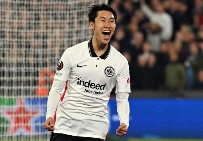 ESQUENTOU - O Milan se aproximou da contratação de Daichi Kamada, do Eintracht Frankfurt, segundo o "Calciomercato". O japonês colocou em espera as ofertas do Borussia Dortmund e do Atlético de Madrid.