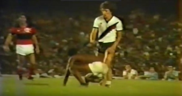 1981 - Na decisão do Carioca, o Flamengo vencia o Vasco por 2 a 1 quando o ladrilheiro Roberto dos Passos Pereira invadiu o gramado no momento no qual o Cruz-Maltino se lançava à frente após ter diminuído o placar. Os vascaínos tentaram a todo custo tirar o torcedor de campo. Em um dos momentos, o torcedor escapou de um pontapé do zagueiro Ivã, mas logo depois levou um murro do lateral Gilberto Corôa. Houve confusão generalizada e, após a retomada do jogo, o título rubro-negro foi confirmado.