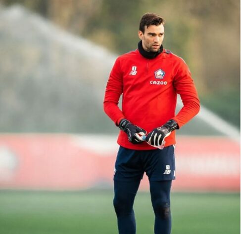 ESQUENTOU - Mesmo com a chegada de Ivan, o Vasco busca a contratação de mais um goleiro. Trata-se de Léo Jardim, do Lille, que está em negociações avançadas com o Cruz-Maltino. A informação foi noticiada primeiro pela imprensa francesa e confirmada pelo LANCE!.