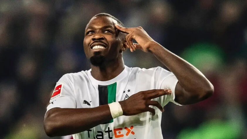 ESQUENTOU - Atento ao mercado de transferências, o Chelsea abriu negociações com o atacante Marcus Thuram, que atua no Borussia Mönchengladbach. Principal nome do clube alemão, o jogador de 25 anos tem vínculo com os germânicos até junho deste ano e está livre para assinar um pré-contrato. A informação é do site "Foot Mercato", que garante que os Blues podem tentar contratar o atleta já nesta janela do inverno europeu.