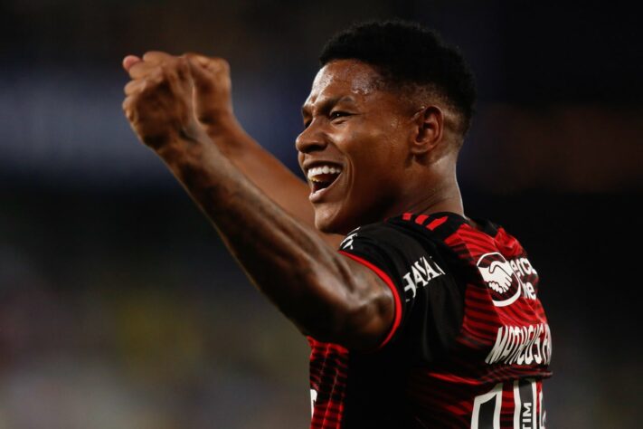 ESQUENTOU - O Newcastle apresentou uma nova proposta ao Flamengo para contratar o meia-atacante Matheus França, de 18 anos. O valor para obter o atleta seria de 16 milhões de euros (R$ 89 milhões, na cotação atual). A informação foi divulgada pelo jornalista Fabrizio Romano e confirmada pelo LANCE!. Por esse valor, o Rubro-Negro não irá negociá-lo. Anteriormente, o clube já havia recusado uma proposta um pouco inferior dos Magpies. 