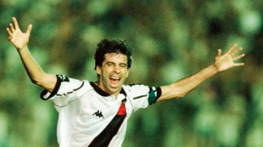 MAURO GALVÃO: Zagueiro - 61 anos atualmente - Consagrado no futebol nacional, chegou ao Vasco em 1997, depois de passagens por Internacional, Bangu, Botafogo, Lugano-SUI e Grêmio. Com a camisa cruz-maltina, entrou para a história com a conquista de vários títulos, entre eles a Libertadores de 1998 e a Copa João Havelange de 2000. Após anunciar aposentadoria, foi técnico do Botafogo, no Brasileiro de 2004, e do Náutico, no Pernambucano e Brasileiro da Série B de 2005. No segundo semestre de 2005, assumiu o Vila Nova (GO), que também estava na Série B. No início de 2009, o ex-zagueiro assumiu cargo de diretor executivo do Grêmio e foi diretor de futebol do Avaí entre 2010 e 2011. Já em 2012, retornou ao Vasco para assumir a coordenação das categorias de base, enquanto em 2020 trabalhou como comentarista do SBT.
