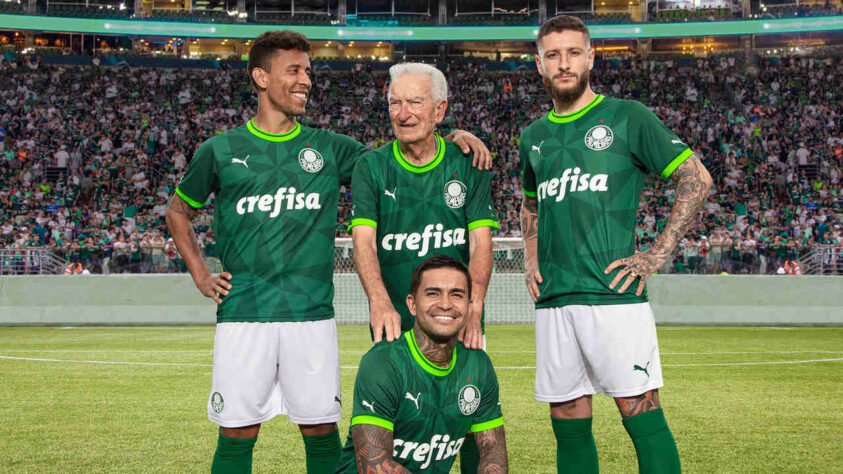 O Palmeiras lançou, nesta terça-feira, os novos uniformes 1 e 2 do clube, além do novo uniforme de goleiros do time. Os modelos são assinados pela Puma, fornecedora de material esportivo do Alviverde. Com a campanha de marketing "Bem-vindos à Terceira Academia", o lançamento celebra a Primeira e a Segunda Academia, times que marcaram época nas décadas de 1960 e 1970, e exalta a Terceira Academia, referente ao momento atual vivido pelo clube. A estreia da nova camisa 1 vai acontecer neste sábado, em duelo contra o Flamengo, pela Supercopa do Brasil. Veja imagens dos uniformes novos nesta galeria!