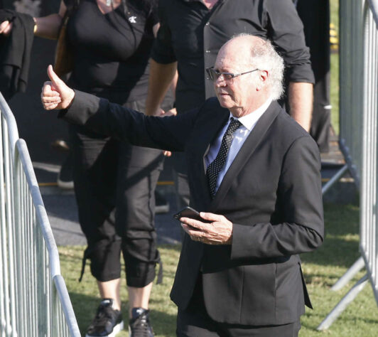 Paulo Roberto Falcão, coordenador técnico do Santos, era treinador da Seleção brasileira em 1990 e 'comandou' Pelé no jogo em comemoração aos 50 anos do Rei. O ex-volante também compareceu ao velório.