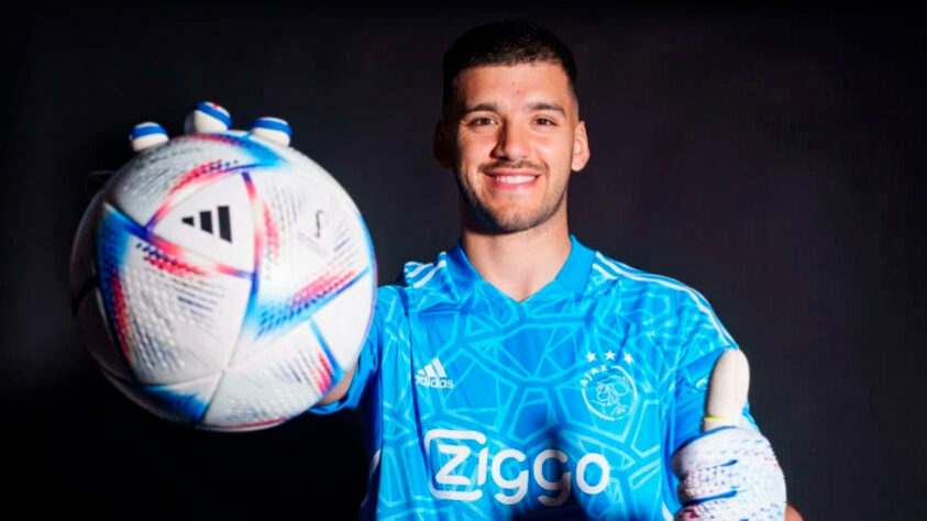 FECHADO - O Ajax anunciou a contratação do goleiro Gerónimo Rulli, que estava no Villarreal, da Espanha. O arqueiro de 30 anos assinou contrato de três anos e meio, até junho de 2026.