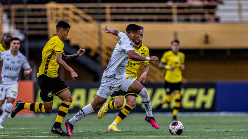 Em mais uma apresentação ruim, o Santos empatou com o São Bernardo por 1 a 1, fora de casa, na noite deste domingo (22), pela terceira rodada do Campeonato Paulista. Chrystian, no início do primeiro tempo abriu o placar para os mandantes. No final, Matheus Salustiano marcou contra e deu números finais ao duelo. Veja as notas (por Rafaela Cardoso)