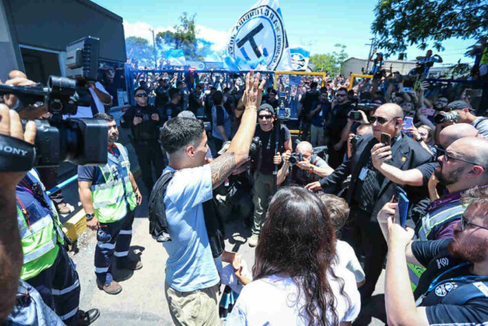 O atacante uruguaio Luis Suárez, novo reforço do Grêmio, chegou a Porto Alegre. Craque e destaque por onde passou, Luisito foi recebido com muita festa no aeroporto pelos gremistas. A apresentação oficial dele será na Arena, nesta quarta-feira (04), às 19h30. Confira imagens da recepção dos tricolores gaúchos a Suárez no aeroporto: