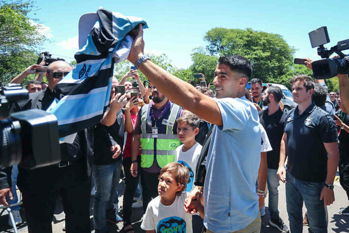 Camisa do Grêmio e boné na mão de Luisito.