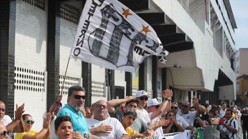 A torcida do Santos levou bandeiras e cantou músicas em homenagem a Pelé enquanto esperam na fila.
