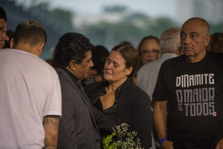 O presidente Ednaldo Rodrigues consolou Liliane Martins, viúva de Roberto Dinamite.