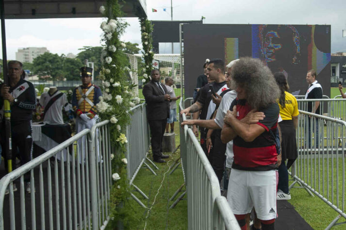 Torcedor ilustre do Flamengo, Santa Cruz também foi a São Januário se despedir de Roberto Dinamite.