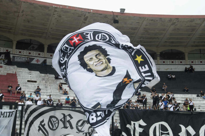 Imagem de Roberto Dinamite estampada em bandeira da torcida do Vasco.