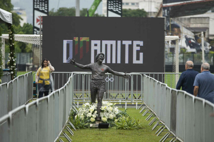 O velório de Roberto Dinamite, teve início nesta segunda-feira, 09, às 10 horas (de Brasília), em São Januário. Personalidades e torcedores marcaram presença para prestar sua última homenagem ao maior jogador da história do Vasco. Veja imagens do velório do ídolo cruz-maltino.