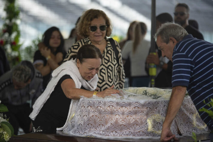 Familiares e amigos de Roberto Dinamite se despedem do ex-atacante do Vasco. 