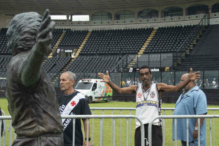 Torcedores e fãs foram liberados para se despedirem de Roberto Dinamite. Enquanto caminhavam pelo gramado, muitos deixaram flores e aplaudiram o ídolo.