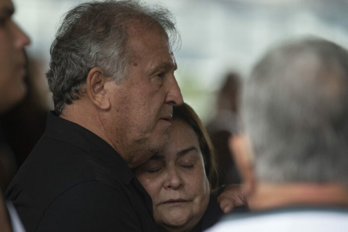 O "Galinho" ajudou a consolar amigos e familiares de Roberto Dinamite.