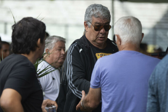 Joel Santana, ex-jogador e técnico do Vasco, também esteve presente no velório de Dinamite.