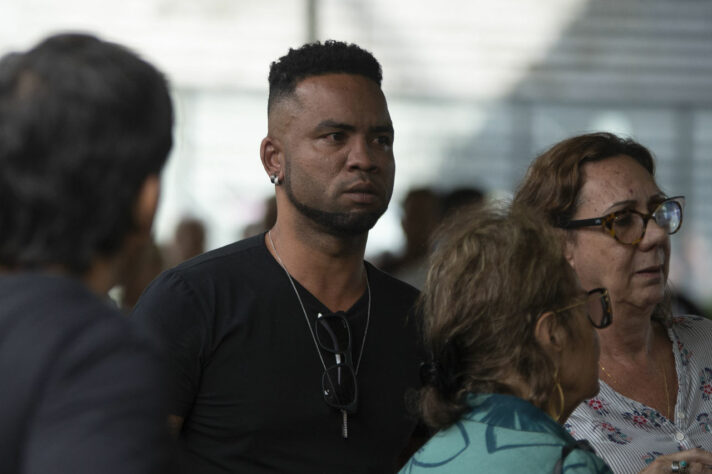 Ex-jogador do Vasco na época em que Roberto Dinamite era presidente do clube, Carlos Alberto também esteve presente no velório do ídolo vascaíno.