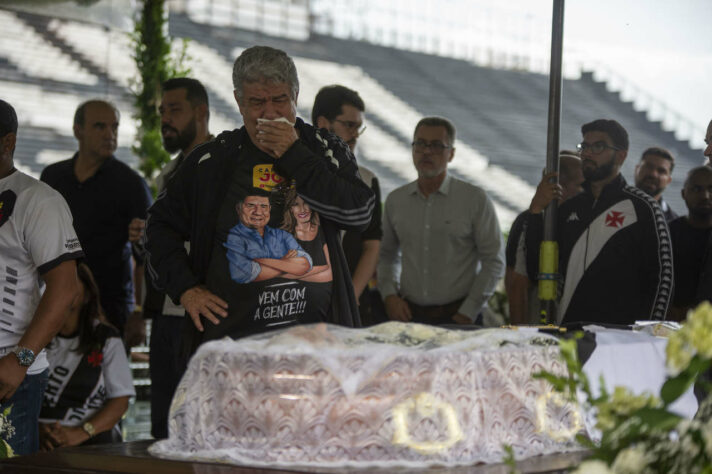 O "Papai Joel" ficou bastante emocionado ao se despedir de Roberto Dinamite.